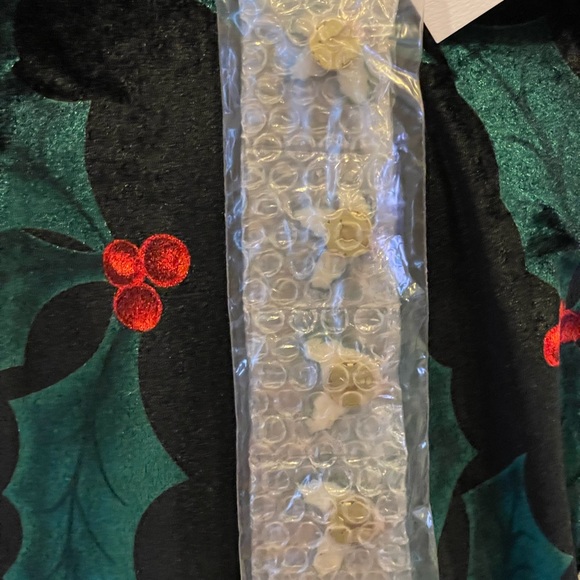 New Quaker Factory S Velvet HollyBerry/Jewel Button Down with Holly ButtonCovers - Picture 4 of 10